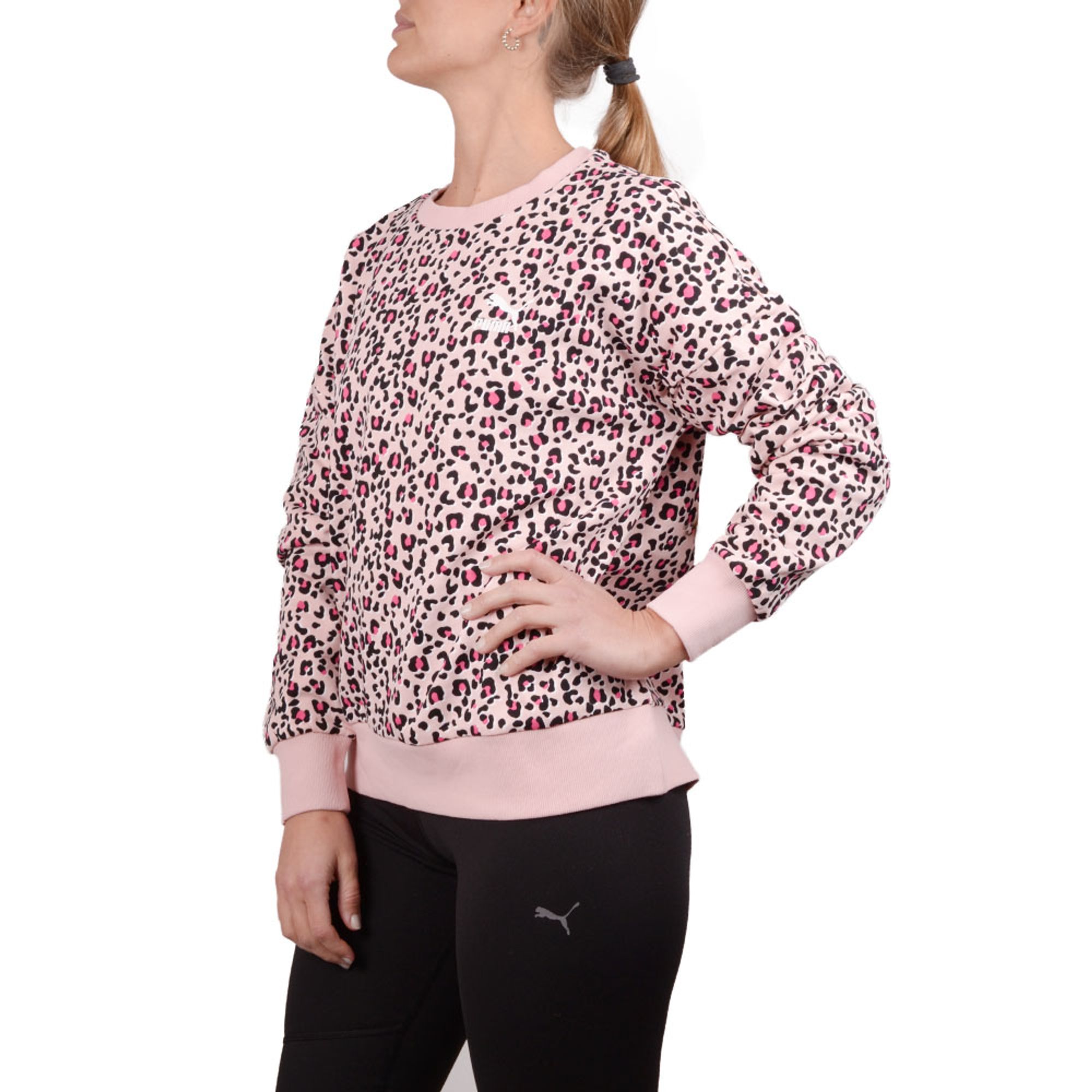 BUZO PUMA CLASSICS GRAPHIC AOP CREW SWE MUJER - redsport